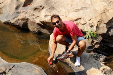 Road Trip Nord Thailande - Lavage de chaussures en pleine nature