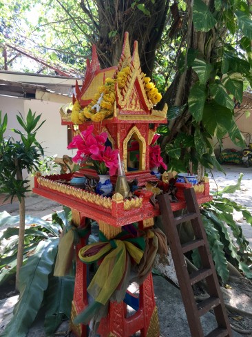 Koh Samui - Petit temple présent devant presque chaque propriété pour accueilir et divertir les esprits