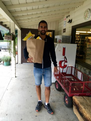 Cliché de l'américain et son sac en papier