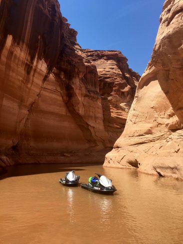 Jet Ski à 4 sur le lac Powell entre grandes étendues et canyons