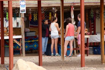 Little Colorado Native Market - Le marché des indiens d'amérique, ses arcs, ses flèches et couteaux, ses statuettes