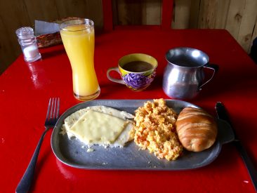 Petit déjeuner colombien - galette de mais avec du fromage+omelette+pain+jus+chocolat