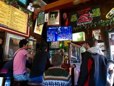Match Allemagne/France dans un pub irlandais à Cusco