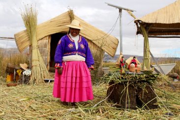 Iles d'Uros, la Présidente et sa maquette pour nous expliquer la fabrication des iles